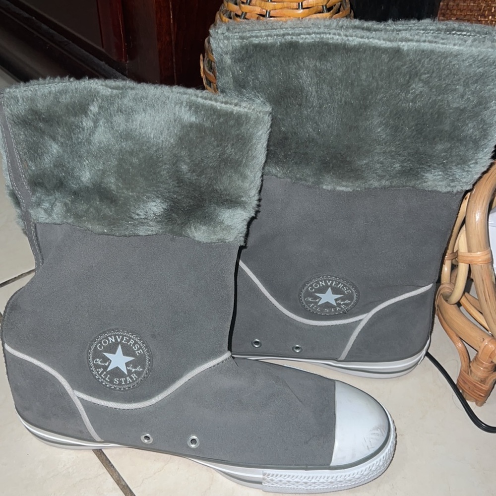 PO: Men converse